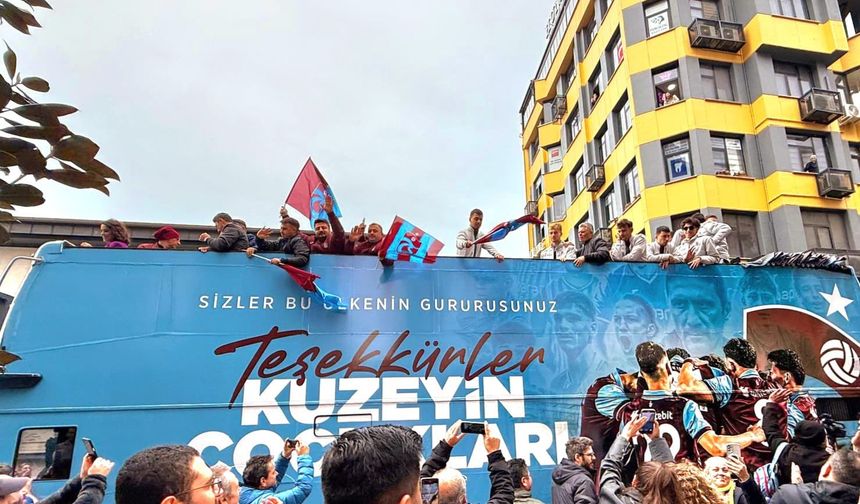 Trabzonspor U19’a coşkulu karşılama! Avrupa ikinciliği Trabzon sokaklarında kutlandı