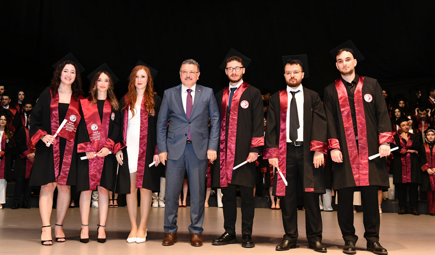 Başkan Genç, Hukuk Fakültesi Mezunlarına Tavsiyelerde Bulundu
