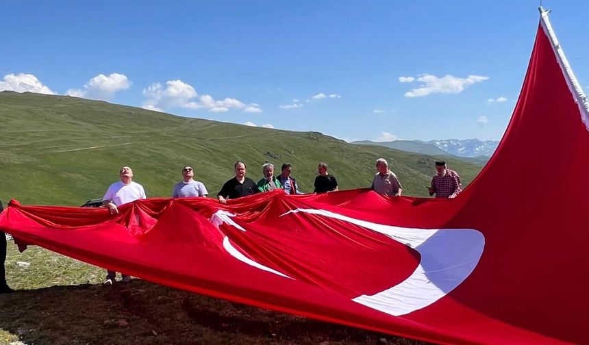 15 Temmuz Anısına Çakıroğlu Yaylası’nda Dev Türk Bayrağı Göndere Çekildi