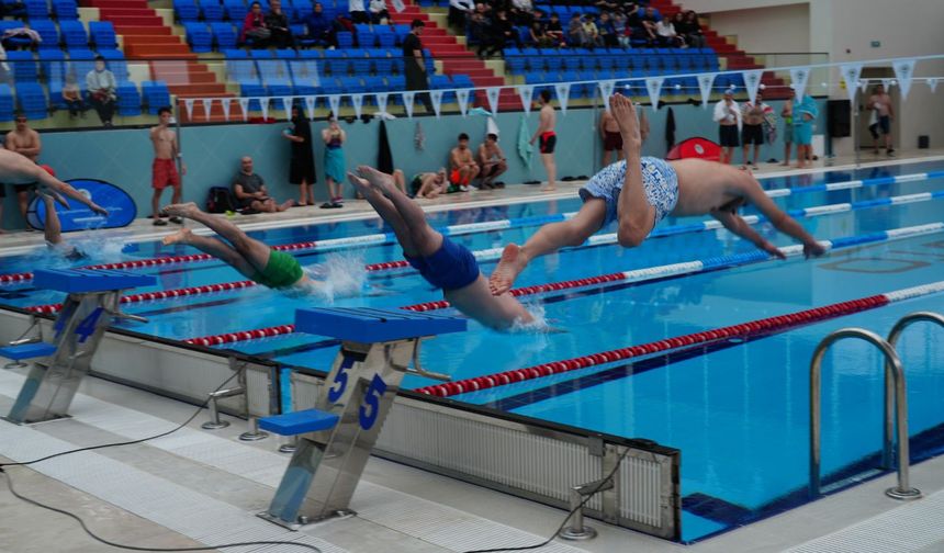 Akçaabat’ta Kurtuluş Coşkusu Havuzda Yaşandı