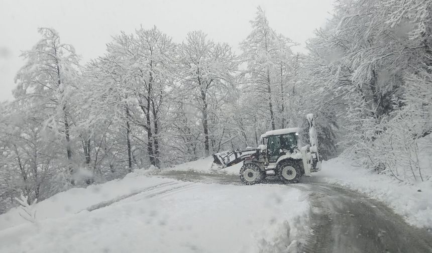 Büyükşehir Ekipleri Karla Mücadeleyi Sürdürüyor