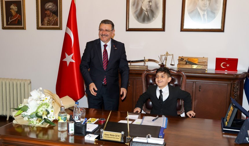 Başkan Genç, Koltuğunu Minik Hamza’ya Devretti