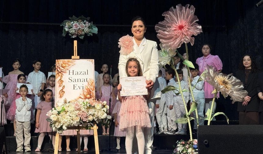 Hazal Sanat Evi’nde Gelecek Alkışlarla Yükseldi