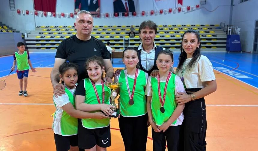 BADMİNTON’DA KIYASIYA REKABET