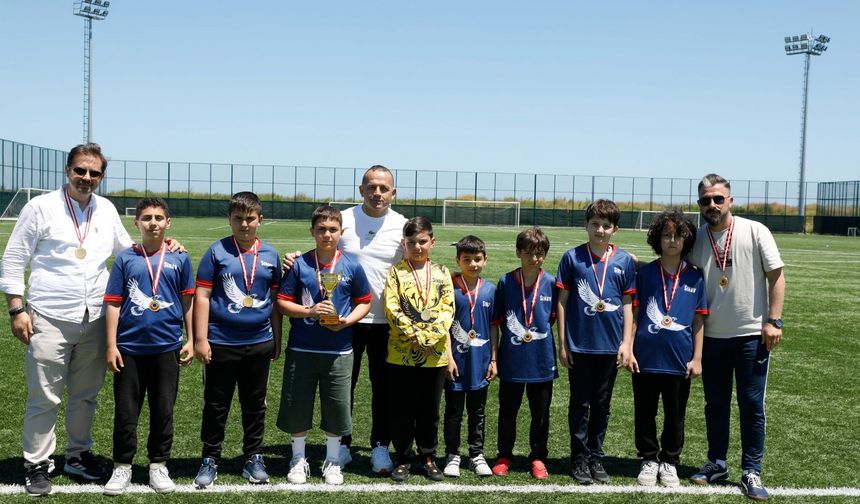 HÜNERLERİNİ SERGİLEDİLER