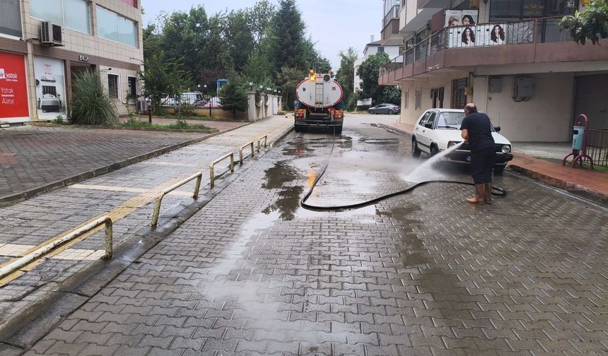 AKÇAABAT’TA TEMİZLİK MESAİSİ GECE GÜNDÜZ DEVAM EDİYOR