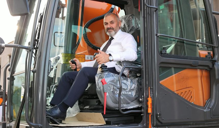 ARSİN BELEDİYESİ’NİN ARAÇ PARKINA 30 TONLUK EKSKAVATÖR