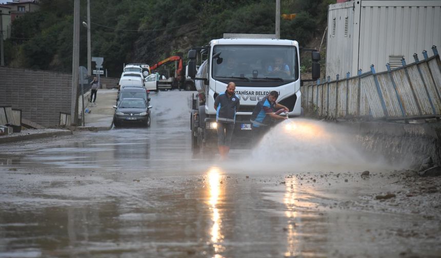 BELEDİYE EKİPLERİ, YAĞIŞIN NEDEN OLDUĞU HASARLARI GİDERİYOR