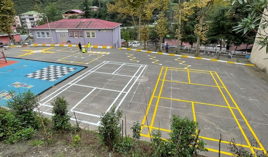BÜYÜKŞEHİR’DEN OKUL BAHÇELERİNE RENKLİ DOKUNUŞ