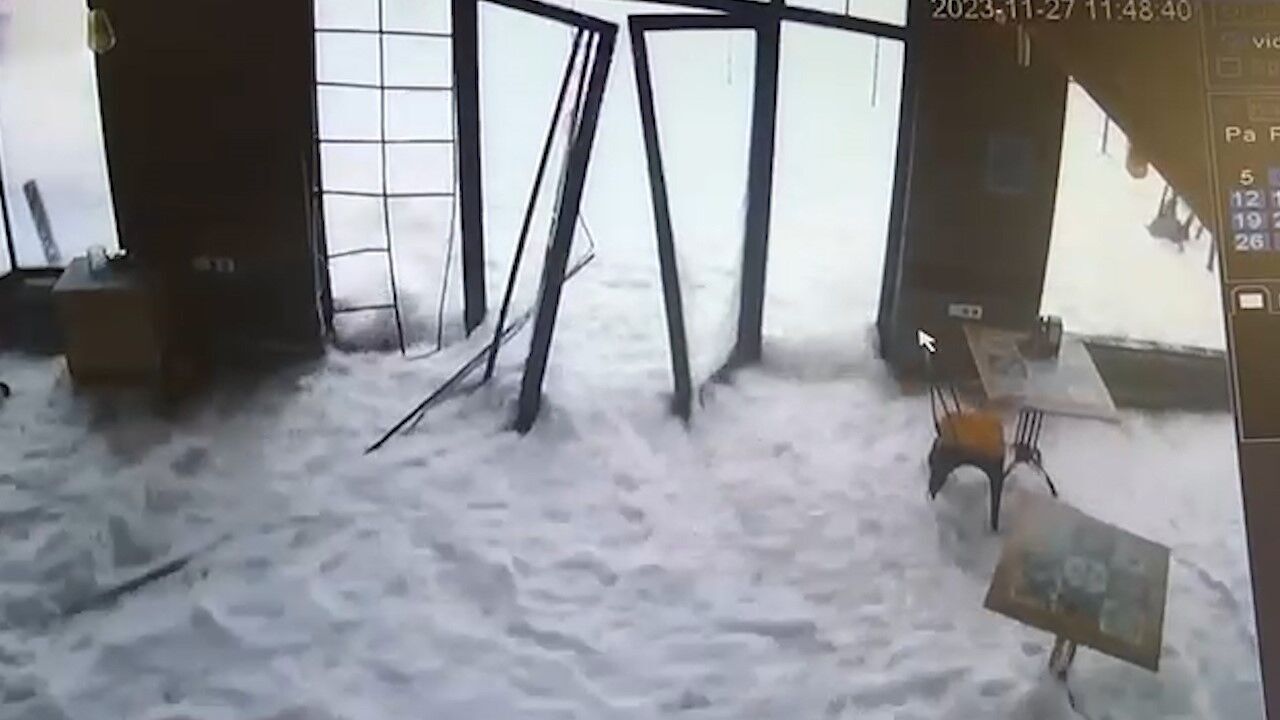 Rize'nin Fındıklı ilçesinde deniz kenarındaki işletme adeta tsunamiyi yaşadı