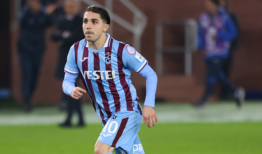 Trabzonspor'da kadro dışı bırakılan Abdülkadir Ömür, Hull City'e transfer oluyor.